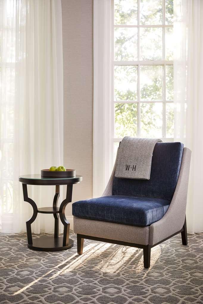The Whitney Hotel Boston Cameră foto A chair with a throw